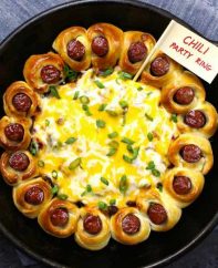 This Chili Party Ring is a great way to show your chili pride at yur next party - it's an appetizer that's like a chili dog but better and easy to make