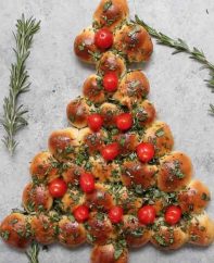 This Cheesy Pull Apart Christmas Tree is a fabulous appetizer for a holiday party