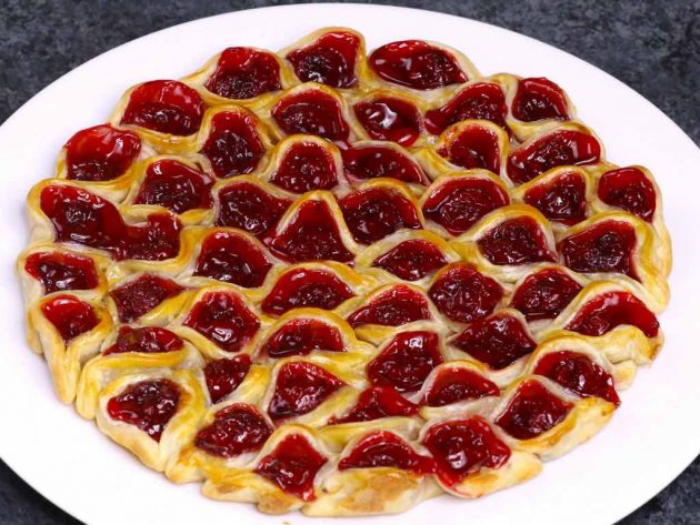 This cherry pie pull apart is a fun new way to eat cherry pie in bite size pieces with your fingers