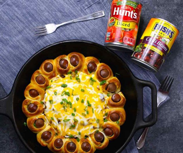 Chili Party Ring - this photo shows this appetizer after being baked in a skillet #AD