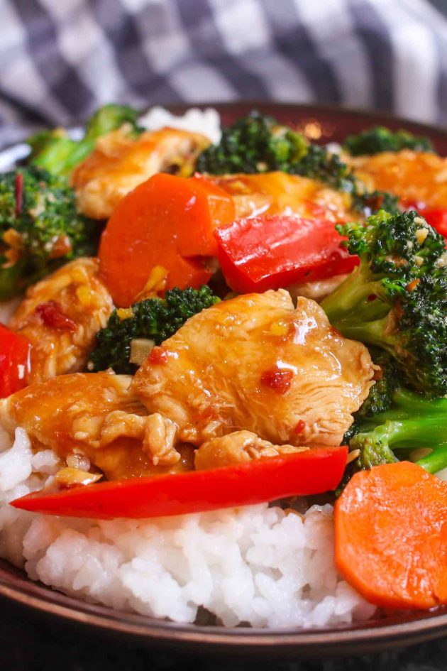 Hunan chicken contains stir-fried vegetables
