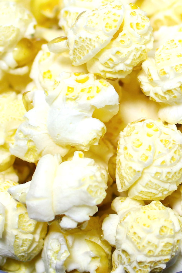 Closeup of kettle corn showing the round shape of the popped kernels and the golden color
