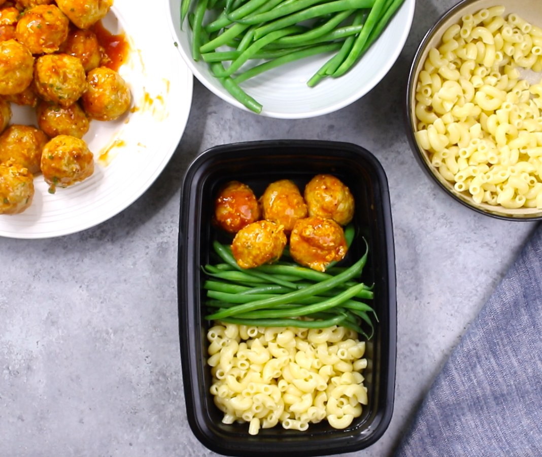 This photo shows how to combine meatballs, pasta and vegetables neatly into a meal prep container