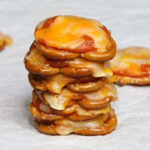 Pizza Pretzels – only 4 ingredients and 10 minutes. Super easy and perfect for an after school snack! All you need is 4 simple ingredients: pretzels, pepperoni, pasta sauce and shredded mozzarella. Quick and easy recipe.