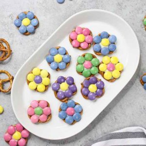 These 3 Ingredient Pretzel Flower Bites are a delicious Easter treat