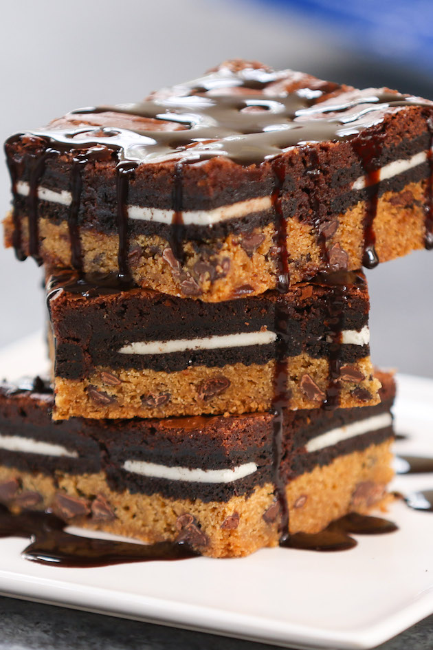 Slutty brownies served with chocolate sauce drizzled on top