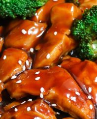 The easiest, most unbelievably delicious Teriyaki Chicken with Rice Bowls. And it’ll be on your dinner table in just 15 minutes. It’s much better than takeout! All you need is only a few ingredients: chicken breast, soy sauce, cider vinegar, honey and cornstarch. One of the best Asian dinner ideas! Served with rice and broccoli. Quick and easy dinner recipe. Video recipe. #Teriyaki #TeriyakiChicken #ChickenTeriyaki