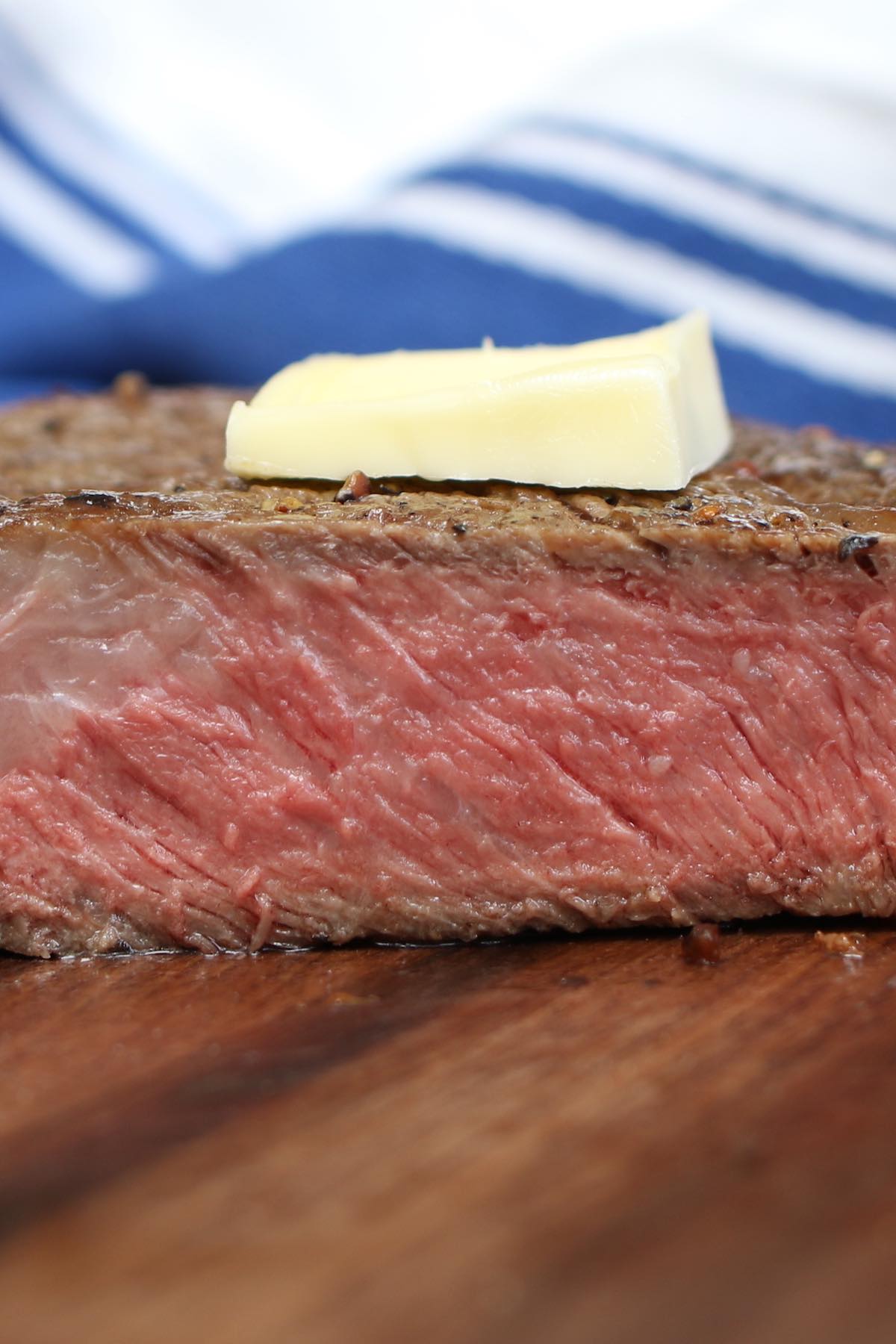 From porterhouse to flank steak, below is a complete guide on what you need to know about the most common types of steak and how to cook each cut of meat properly.